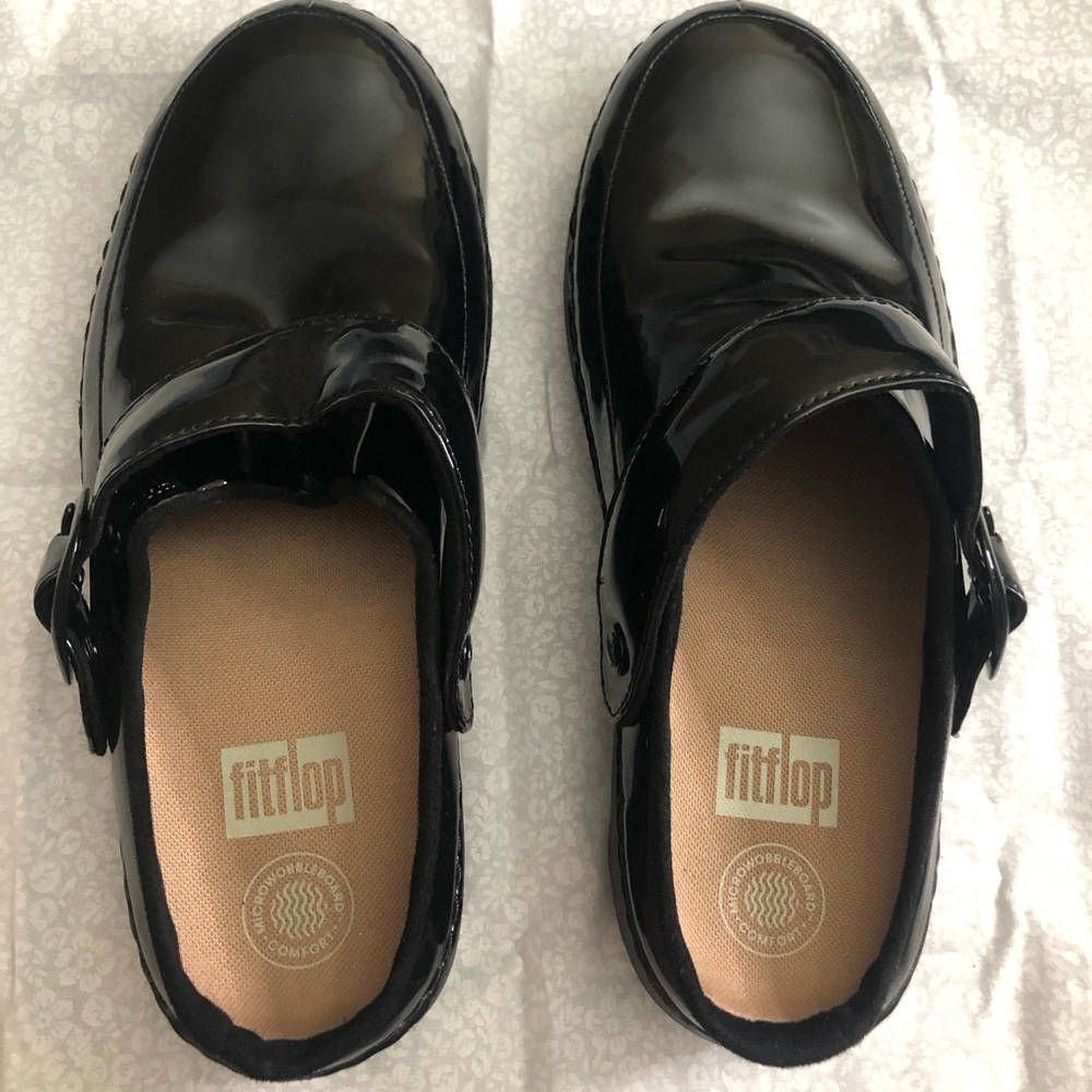 Fitflop black patent clogs